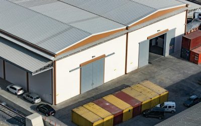 Dach hali magazynowej o małym spadku — dlaczego blacha trapezowa sprawdza się w praktyce?